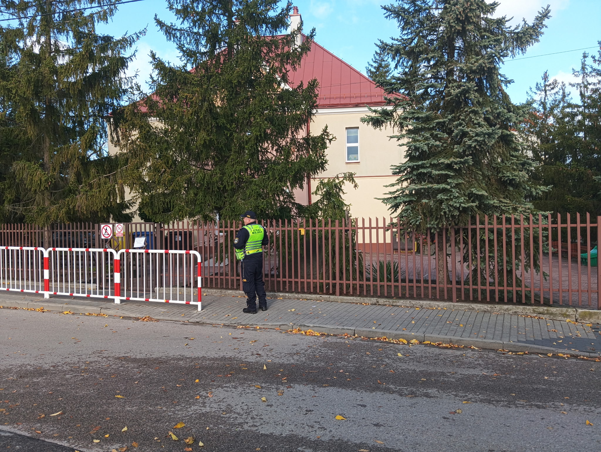 Bezpieczeństwo w placówkach oświatowych – patrole i sztab kryzysowy
