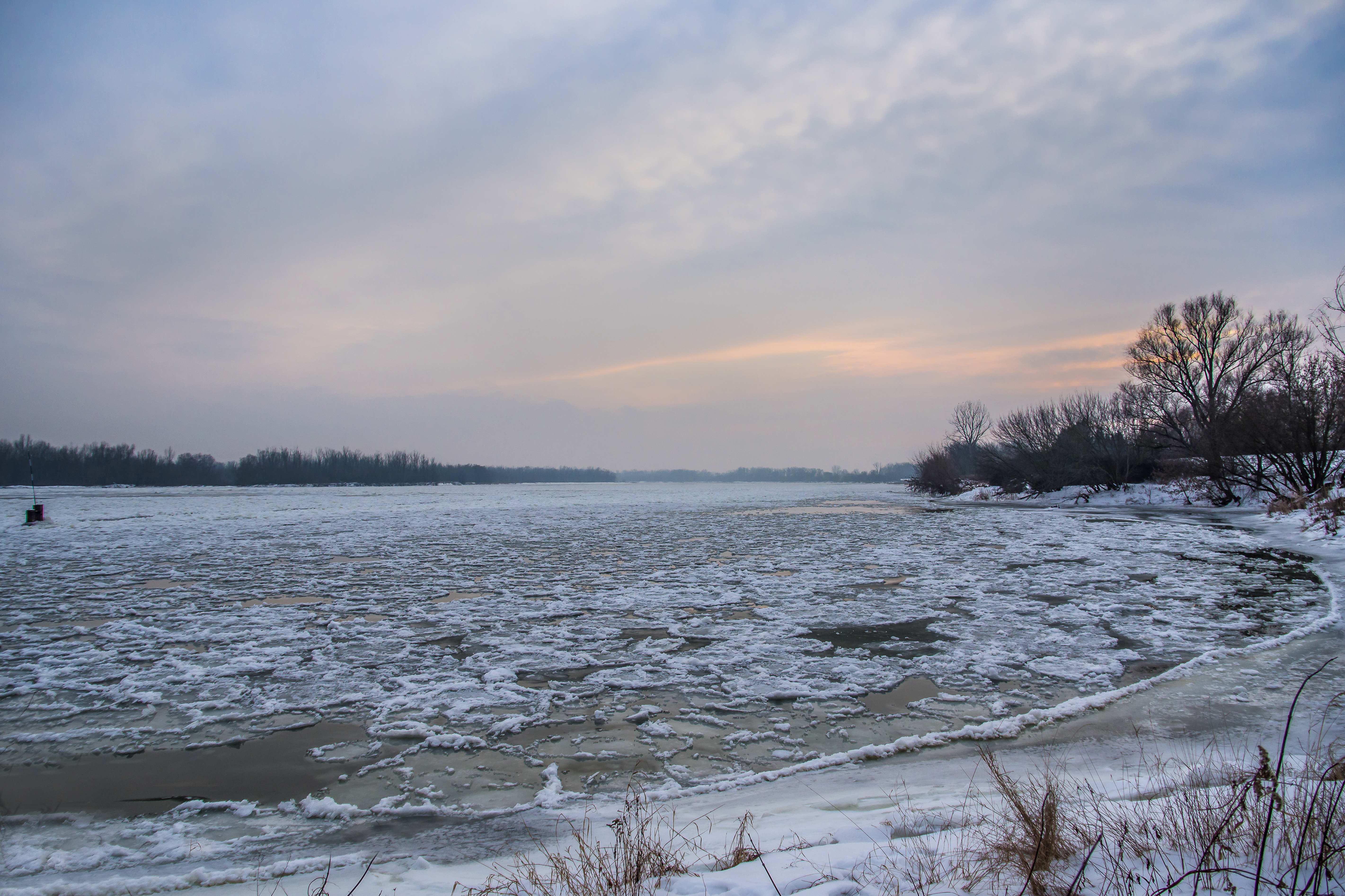Służby ostrzegają: Wejście na lód to igranie z życiem