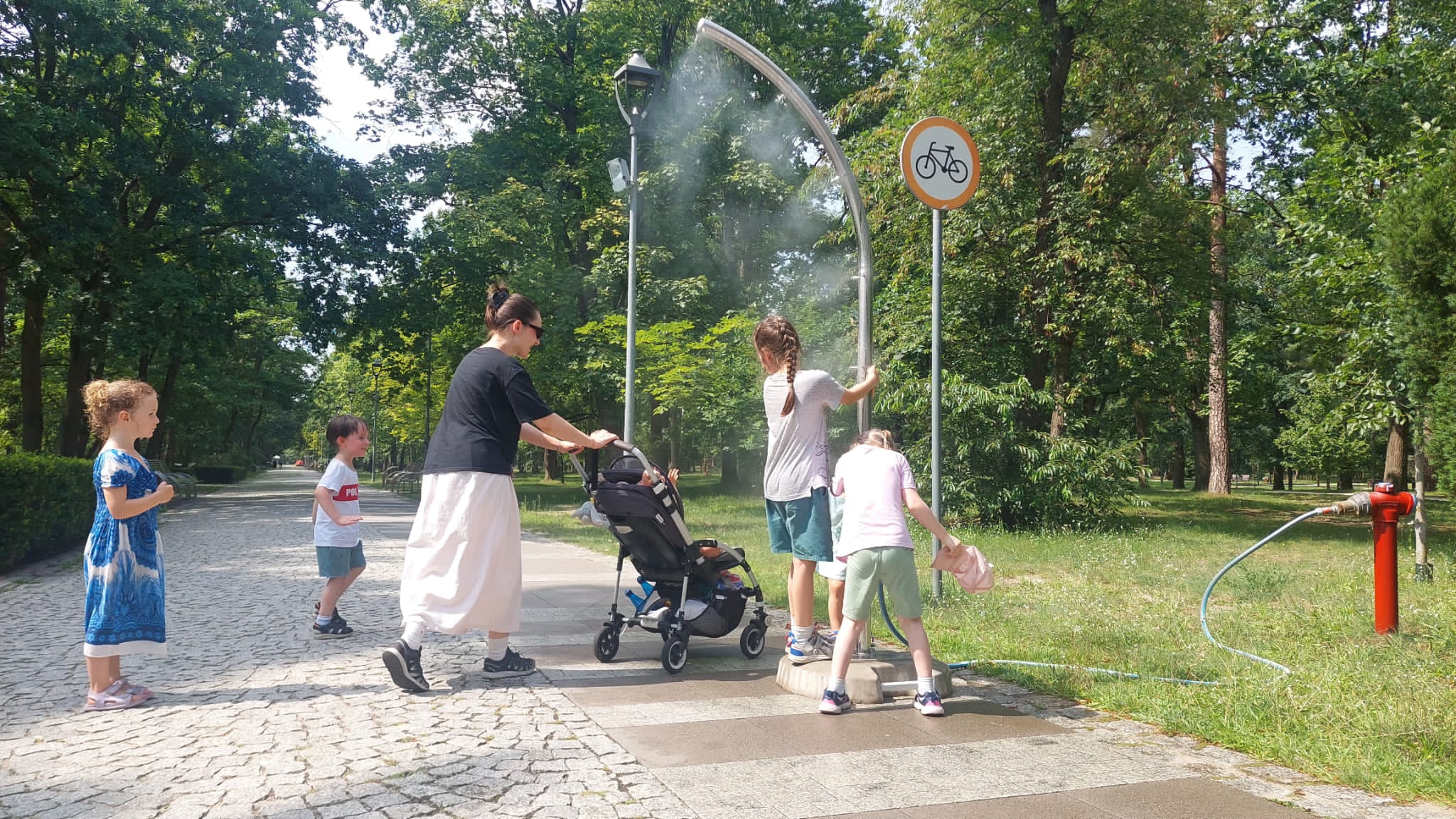 Nowe słupki zraszające pomagają przetrwać upały